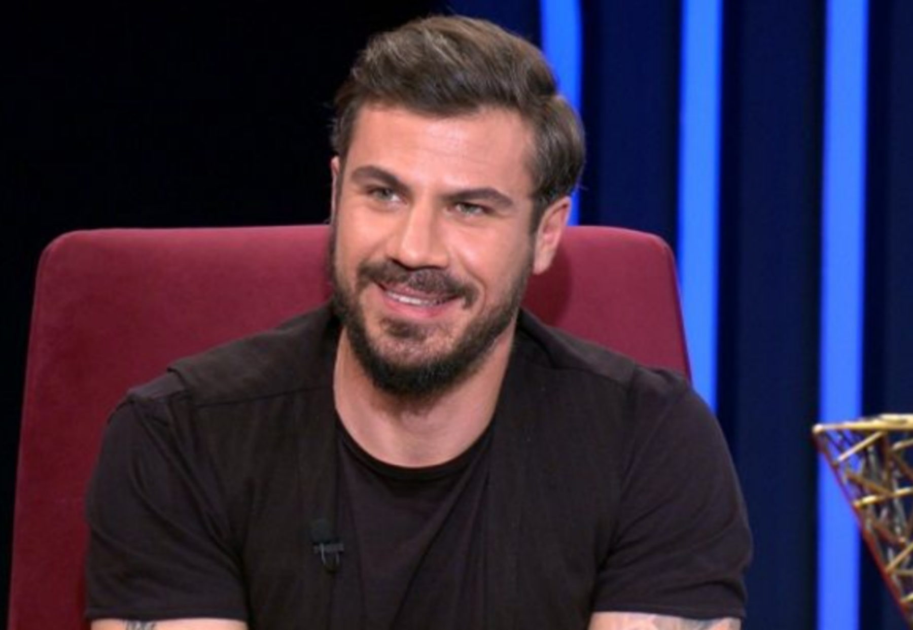 Άκης Πετρετζίκης – Κωνσταντίνα Παπαμιχαήλ: Η πρώτη βόλτα με τον μικρό Αχιλλέα για το 2022 (φωτογραφίες)