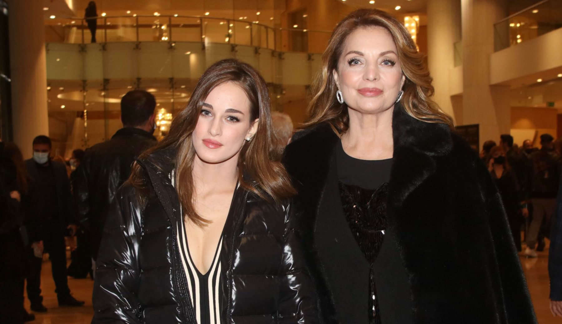 Άντζελα Γκερέκου - Μαρία Βοσκοπούλου: Ποζάρουν αγκαλιασμένες στο χιόνι! (φωτογραφίες)