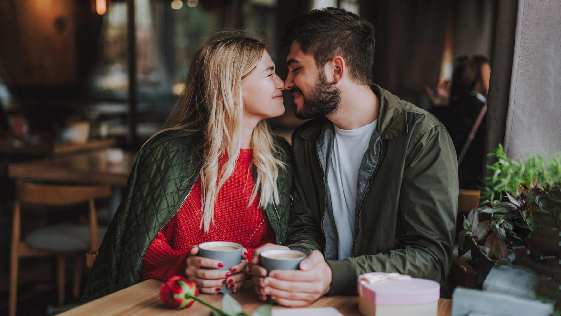 Love bombing: σας πνίγει με εκδηλώσεις αγάπης; Αυτά είναι τα τρία ανησυχητικά σημάδια