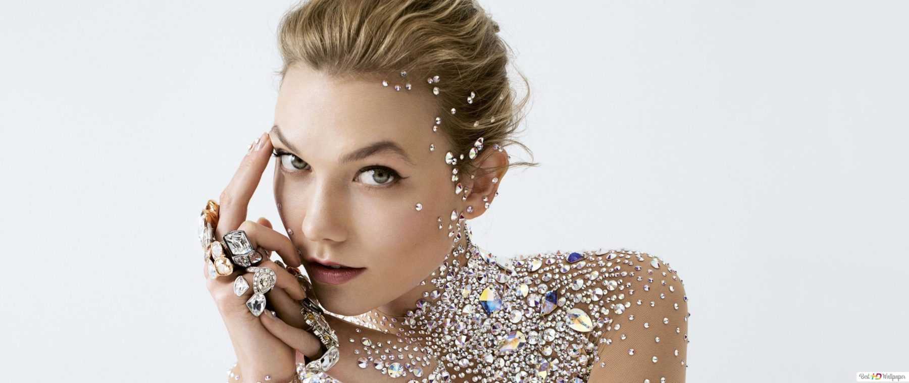 Η Κάρλι Κλος είπε «αντίο» στο ξανθό - Δείτε το νέο της look