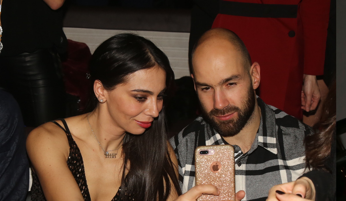 Ολυμπία Χοψονίδου – Βασίλης Σπανούλης: Ποζάρουν με τα έξι παιδιά τους μπροστά από το χριστουγεννιάτικο δέντρο