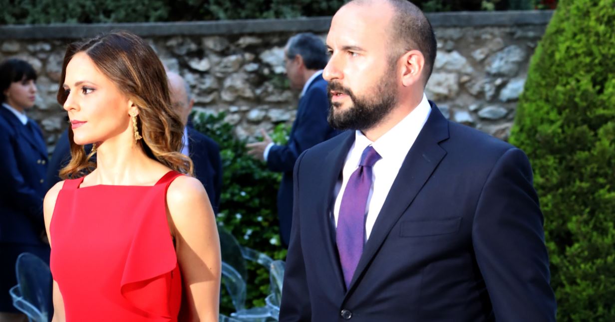 Έφη Αχτσιόγλου – Δημήτρης Τζανακόπουλος: Θετικός στον κορονοϊό ο έξι μηνών γιος τους