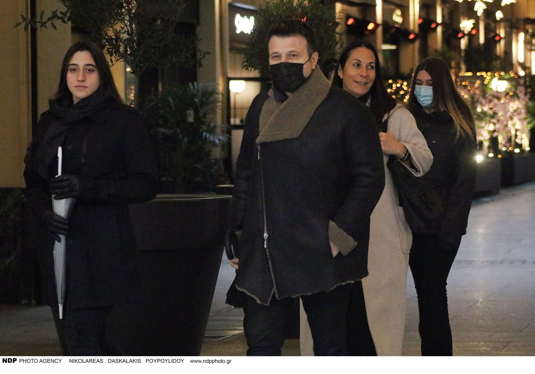 Γιάννης Πλούταρχος: Βόλτα με τις γυναίκες της ζωής του (φωτογραφίες)