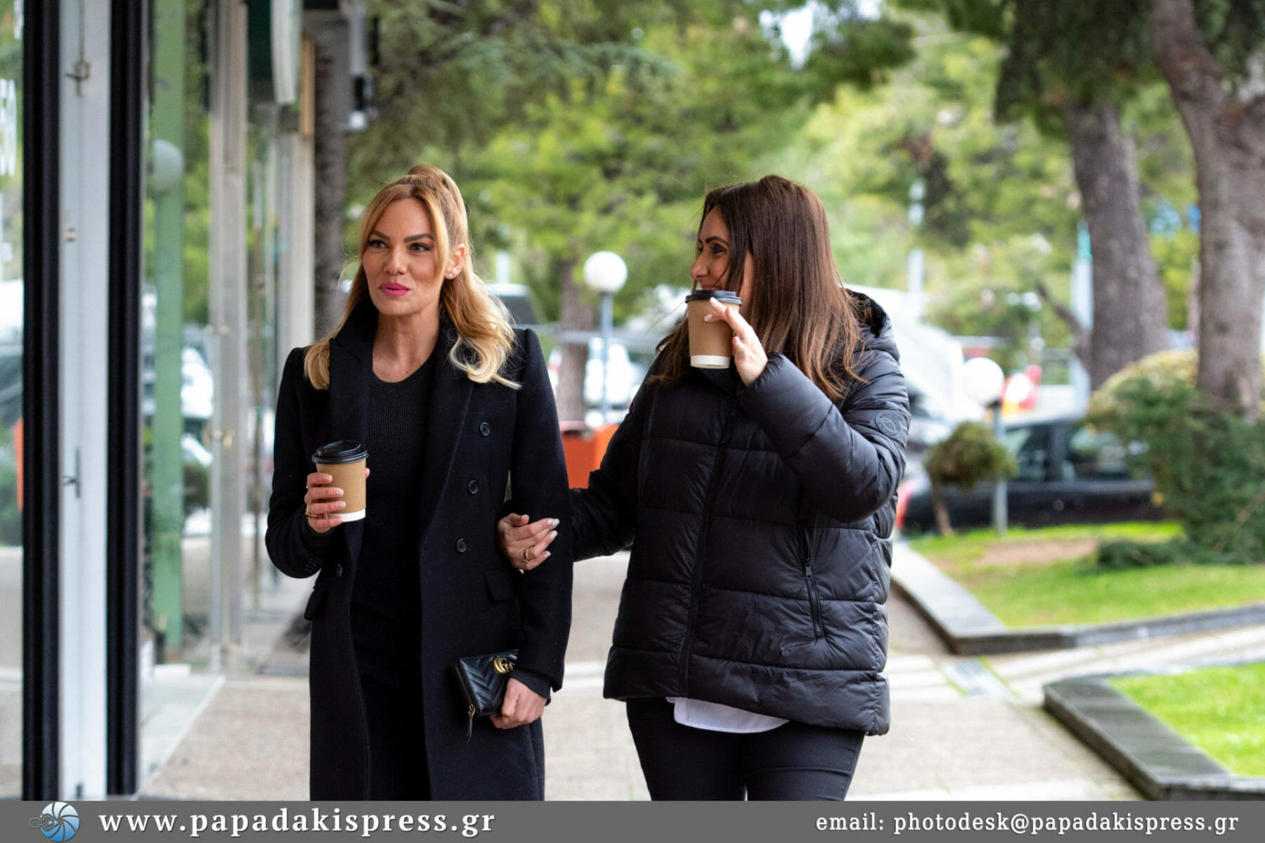 Ιωάννα Μαλέσκου - Μάρτζυ Λαζάρου: Βόλτα με total black look (φωτογραφίες)