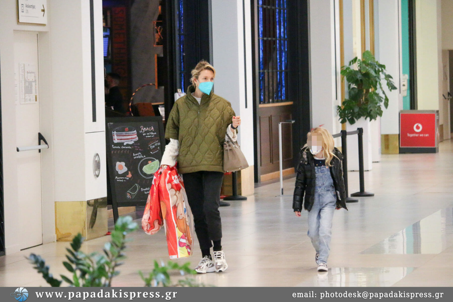 Bίκυ Καγιά: Μαζί με την κόρη της για αποκριάτικα ψώνια! (φωτογραφίες)