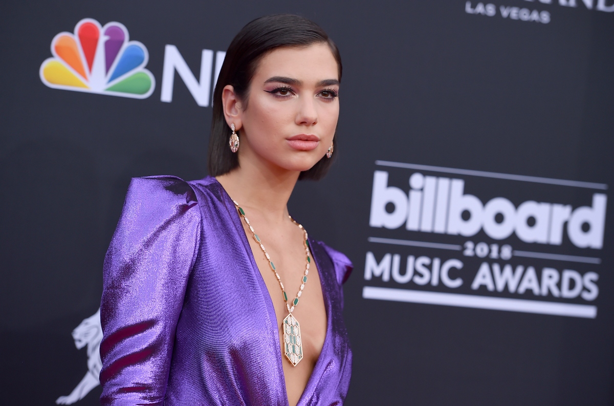 Dua Lipa: Ποζάρει στα χιόνια με Gucci μαντήλι