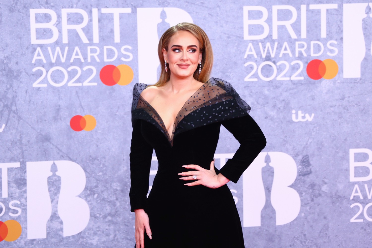 Brit Awards 2022: Το makeup look της Adele αποδεικνύει ότι η απλότητα στο μακιγιάζ είναι πάντα στη μόδα