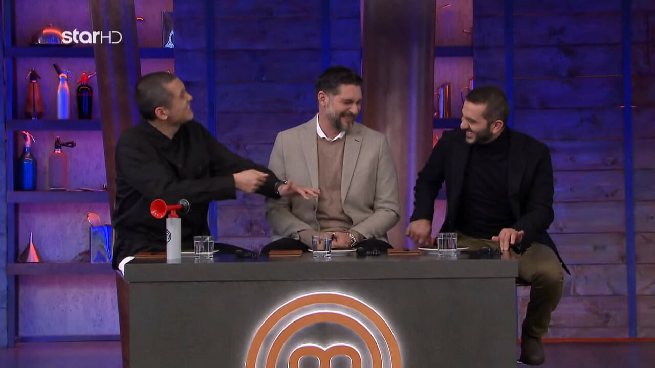 MasterChef 2022: τα γάντια που φορούσε ο Βασίλης έκαναν τους κριτές να κλάψουν από τα γέλια