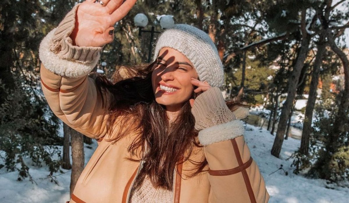 Shearling jacket: Η Χριστίνα Μπόμπα μας δείχνει πως να φορέσουμε το trend της νέας σεζόν