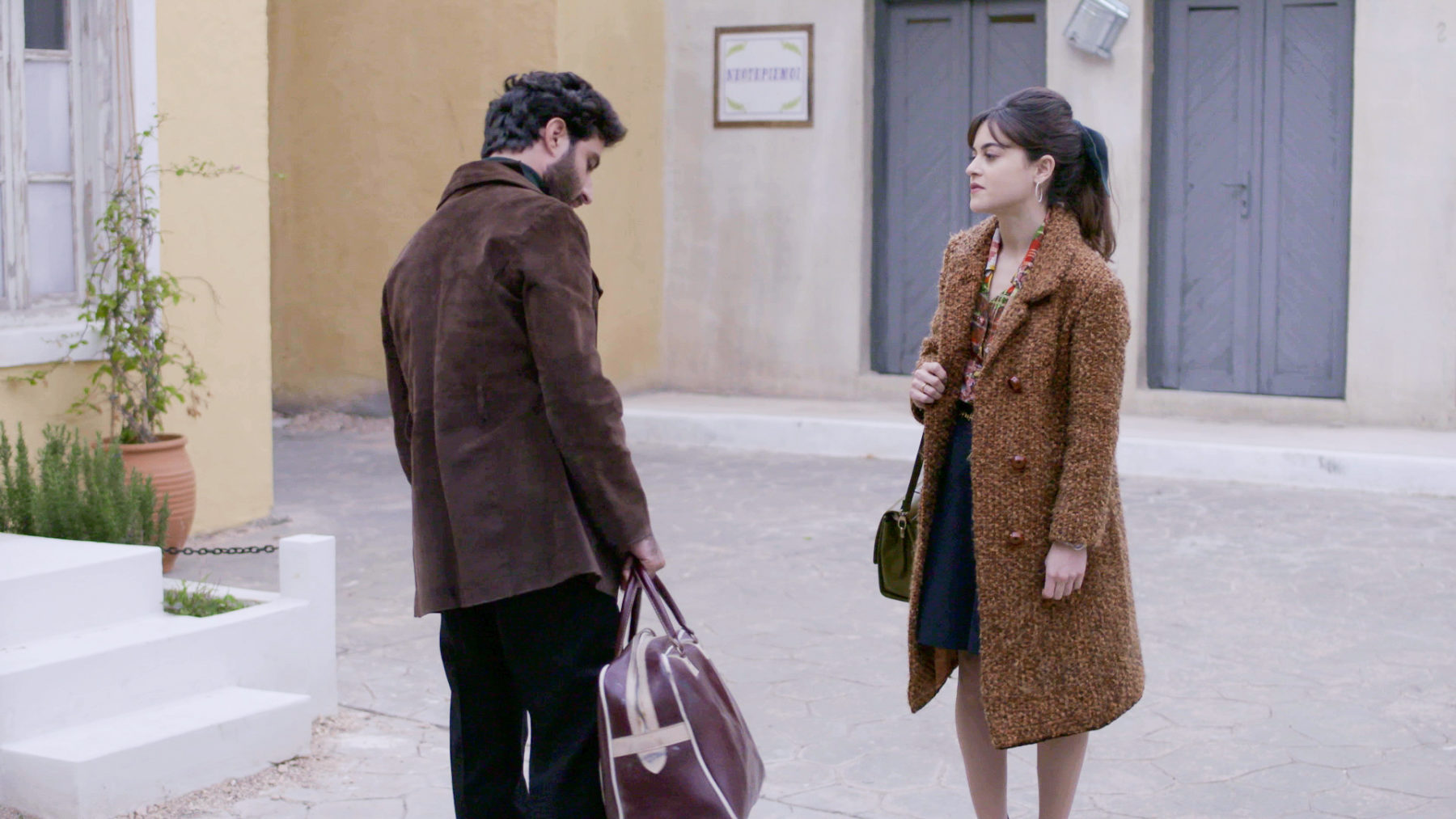 Άγριες μέλισσες spoiler: το μοιραίο λάθος του Μπάμπη! Βρίσκει παρηγοριά στην αγκαλιά της Κορίνας