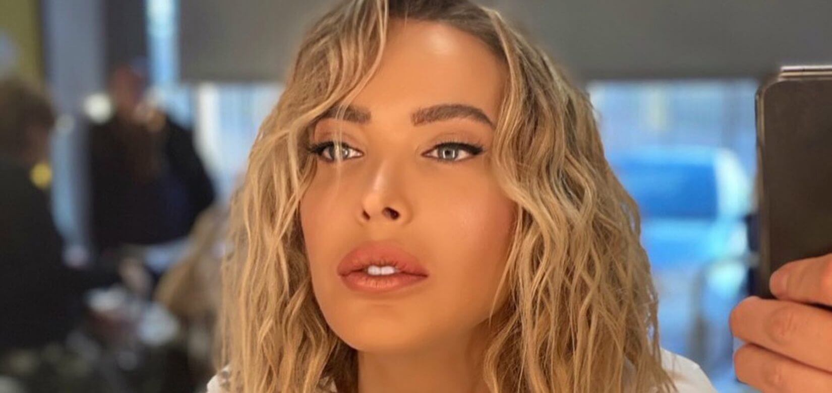 Αμαρυλλίς: Ποζάρει με μαύρα εσώρουχα λίγο πριν γεννήσει