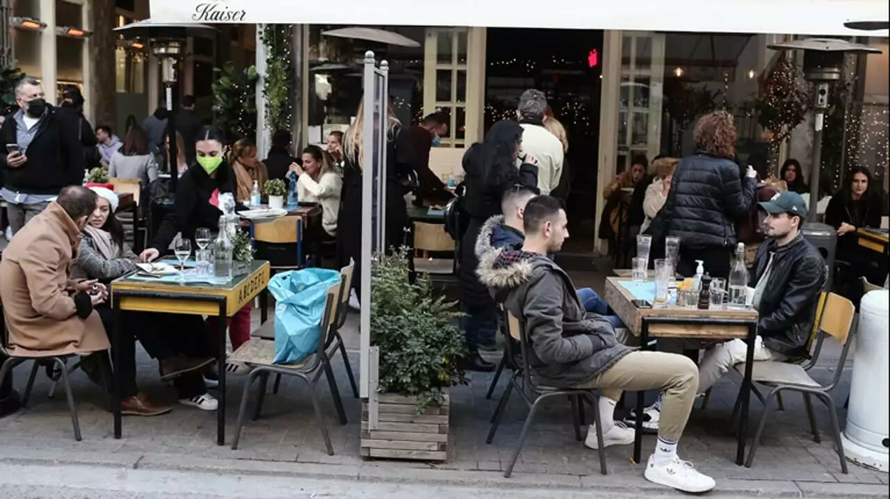 Ξεκίνησε η επιστροφή στην κανονικότητα με μάσκα για τους πλήρως εμβολιασμένους