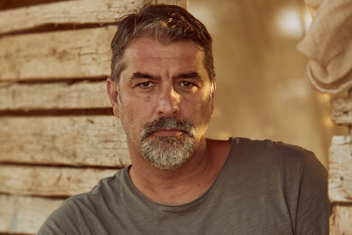 Ο Βασίλης Μπισμπίκης μας συστήνει την αδερφή του