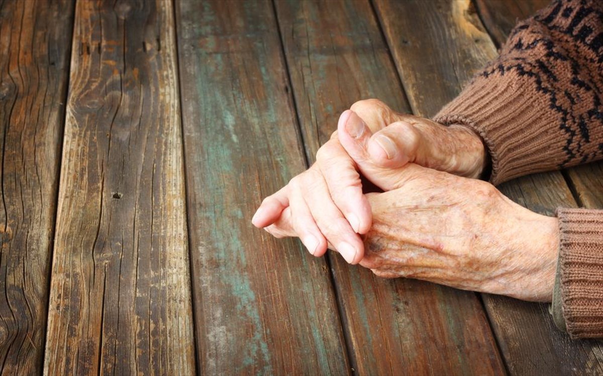 Γηροκομείο «κόλαση» στα Χανιά: «Άφησαν τη μητέρα μου να αιμορραγεί τρεις μέρες μέχρι που πέθανε»