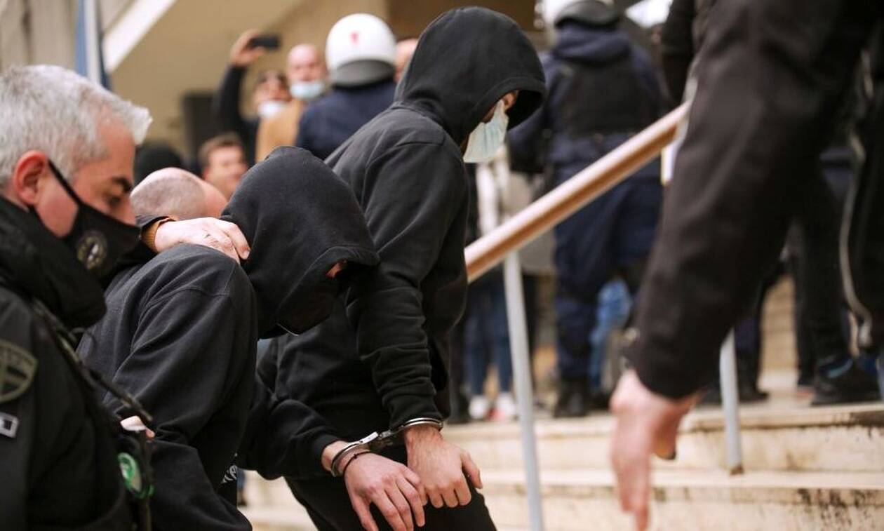 Δολοφονία Άλκη: Χαμός έξω από τα δικαστήρια με τους κατηγορούμενους - «Δολοφόνοι, καθάρματα»