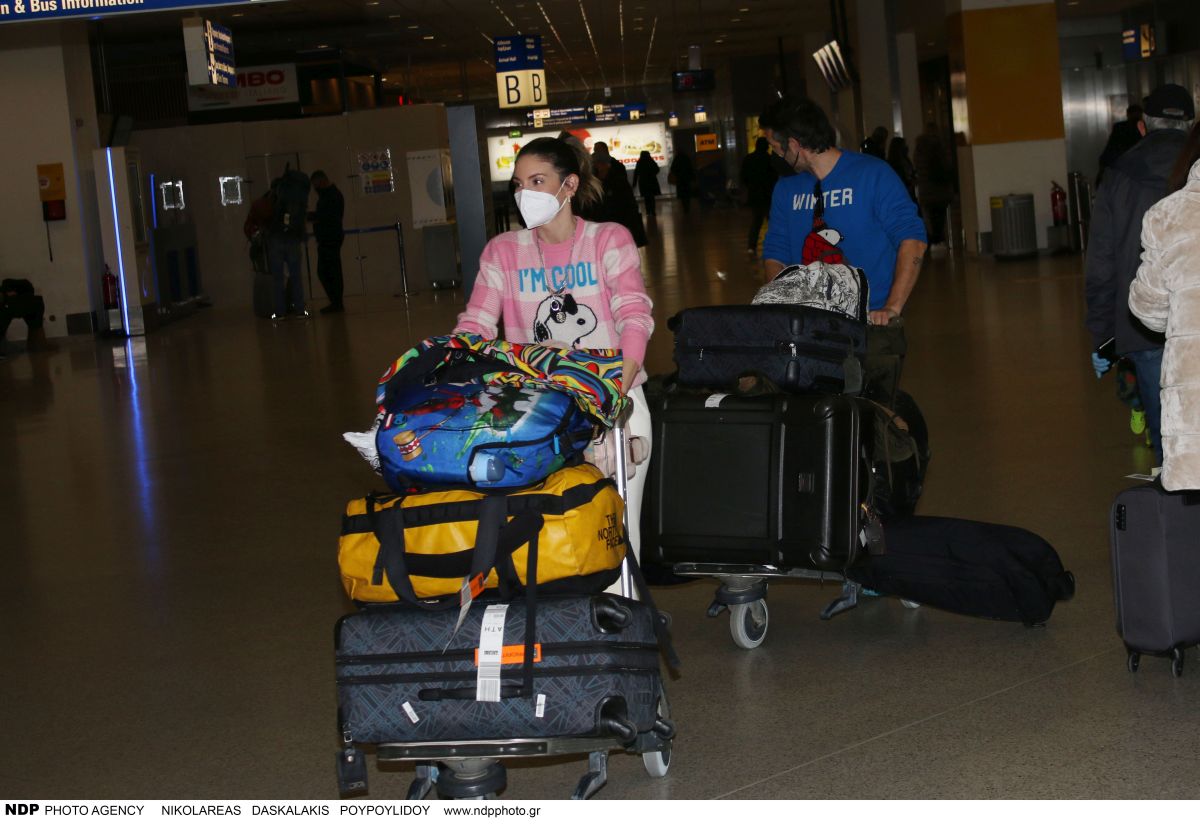 Αθηνά Οικονομάκου - Φίλιππος Μιχόπουλος: επέστρεψαν από τη Γαλλία φορτωμένοι βαλίτσες