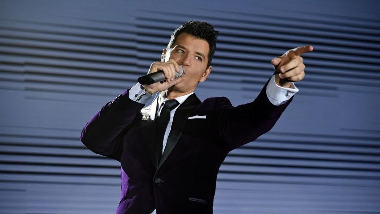 Σάκης Ρουβάς: Μετά τις απαράδεκτες δηλώσεις του παίζει πιάνο και καλεί τον κόσμο στη νέα συναυλία του