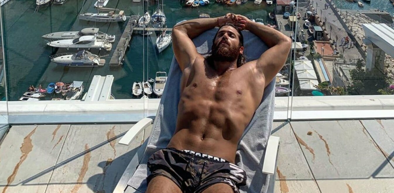 Τζαν Γιαμάν: Ο «Φτερωτός θεός» ποζάρει με το βιβλίο του