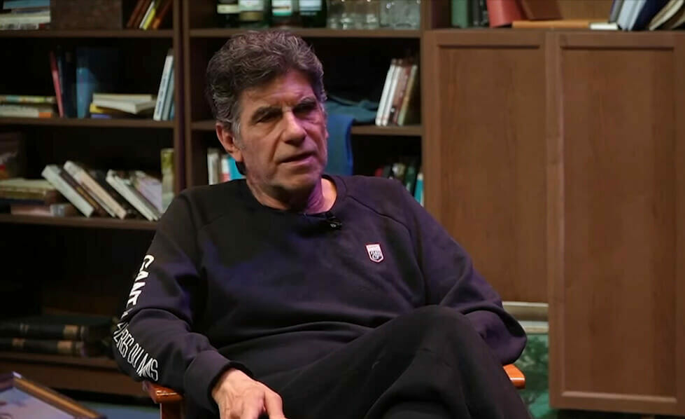 Γιάννης Μπέζος: «Λαϊκός ήρωας ήταν ο Τσιτσάνης, αλλά ήταν ο πιο σνομπ άνθρωπος που πέρασε ποτέ από την Ελλάδα»