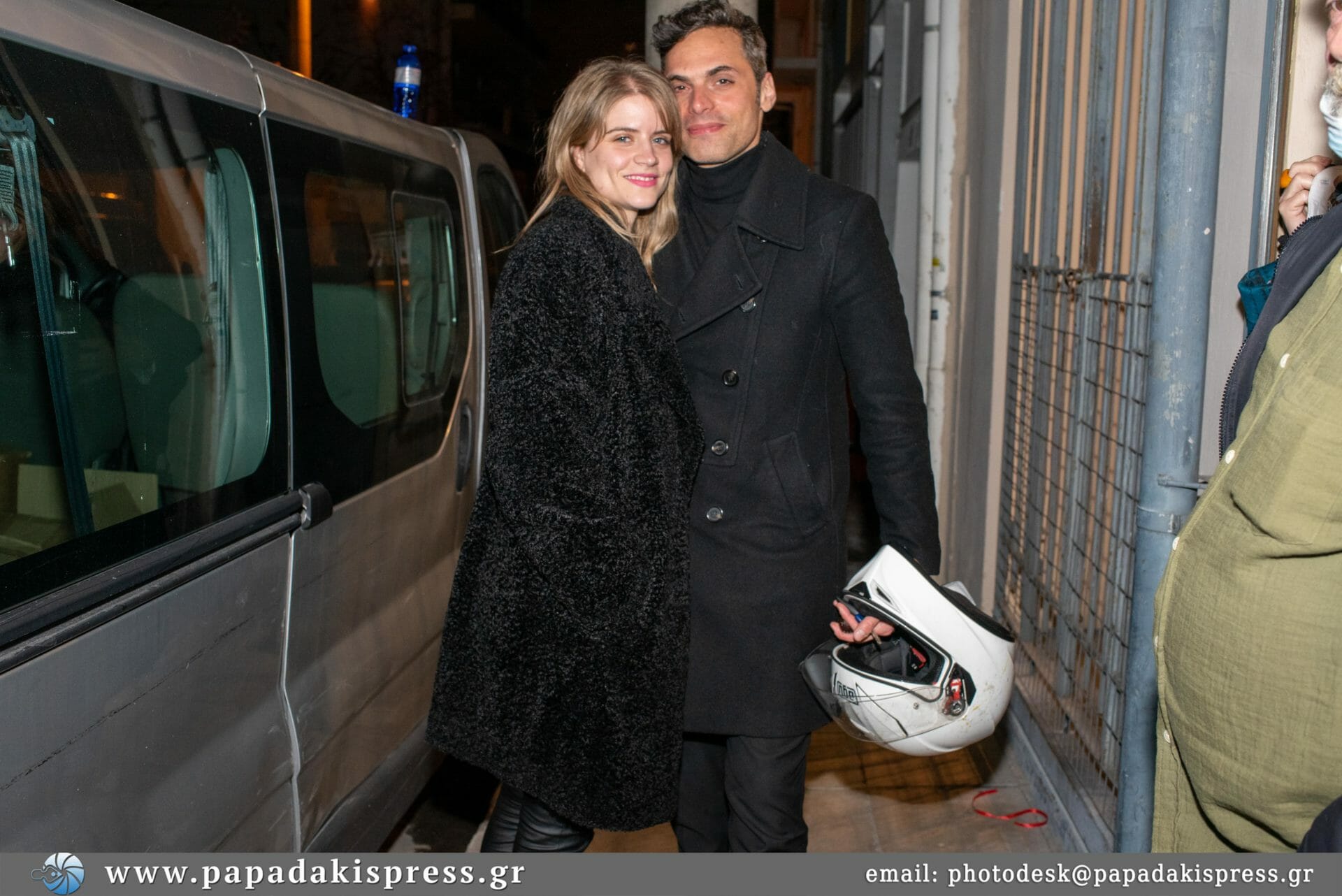 Δανάη Μιχαλάκη - Γιώργος Παπαγεωργίου: Βραδινή έξοδος στο θέατρο για το ερωτευμένο ζευγάρι (φωτογραφίες)