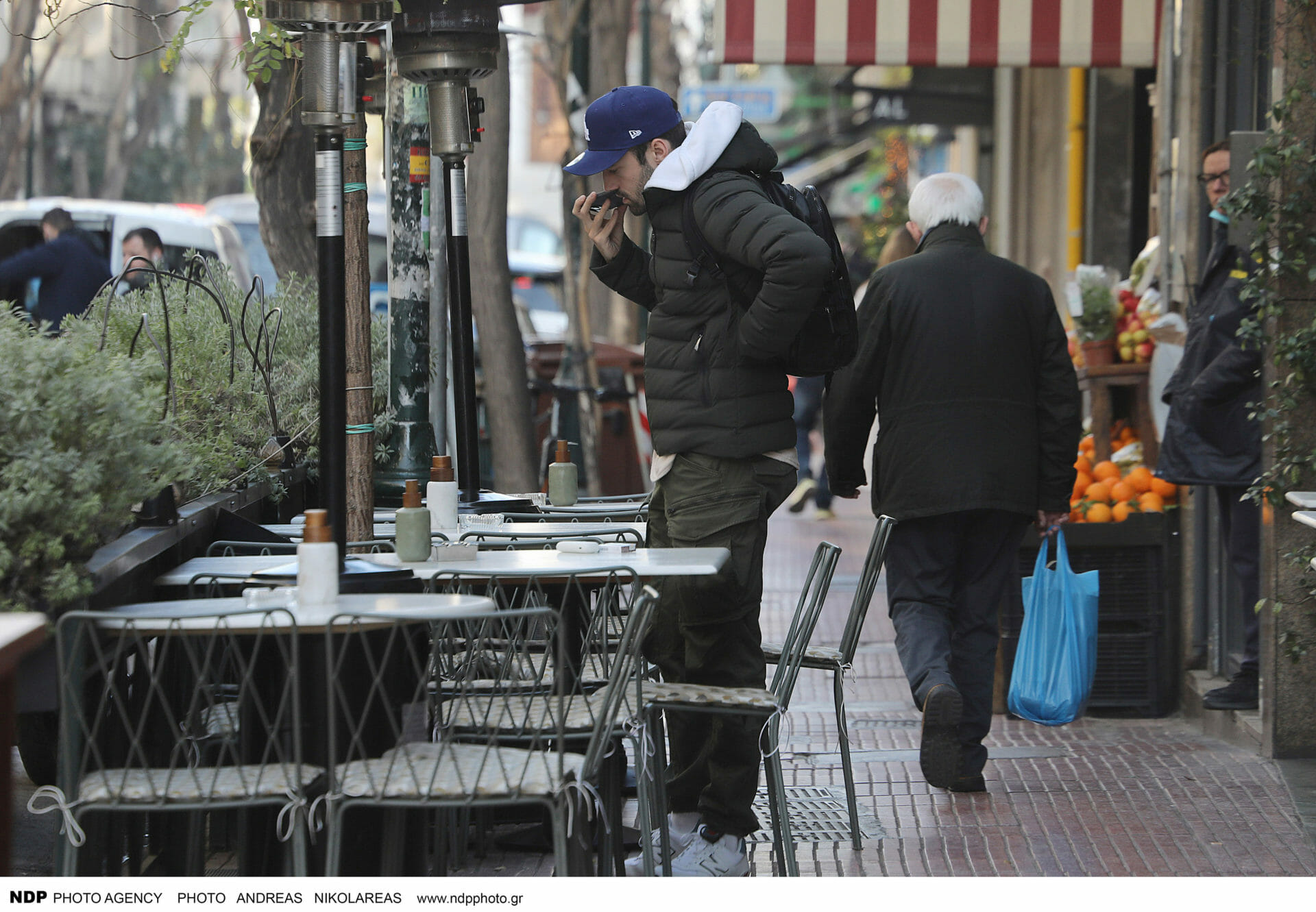 Κωνσταντίνος Αργυρός: Πρωινή βόλτα στο κέντρο με casual ντύσιμο