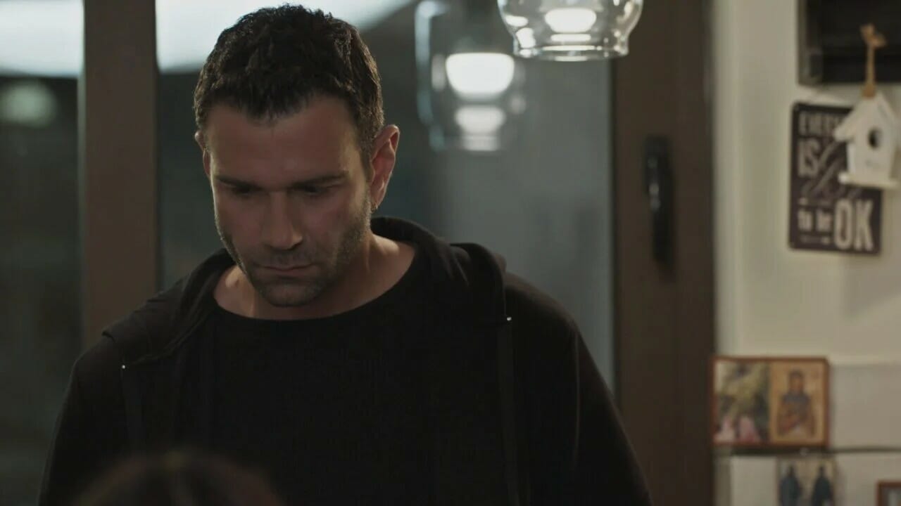 Η Γη της Ελιάς: Ο Μάνος καταρρέει στην αγκαλιά του πατέρα του!