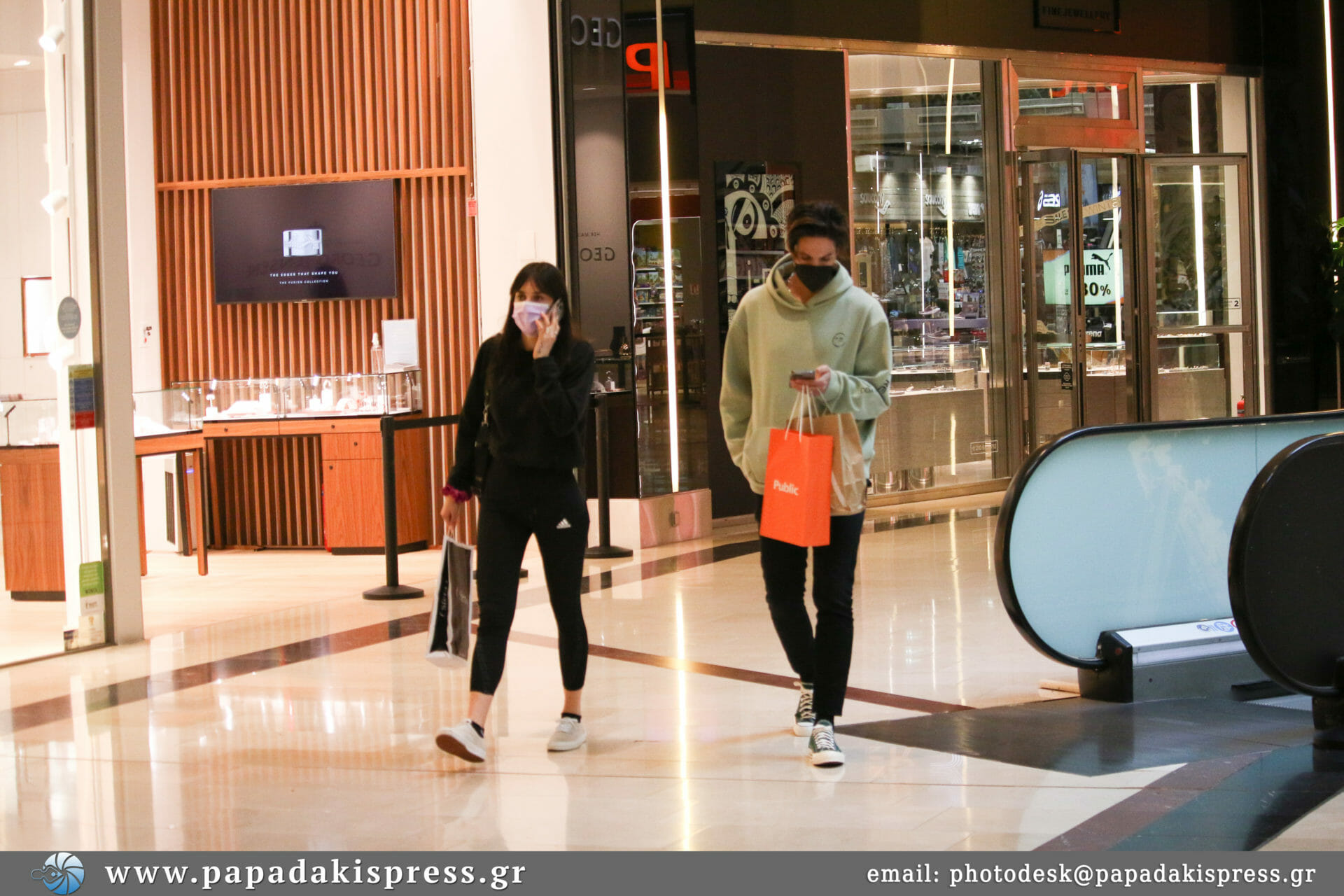 Γιώργος Καράβας: Μαζί με την σύζυγό του για ψώνια σε εμπορικό κέντρο