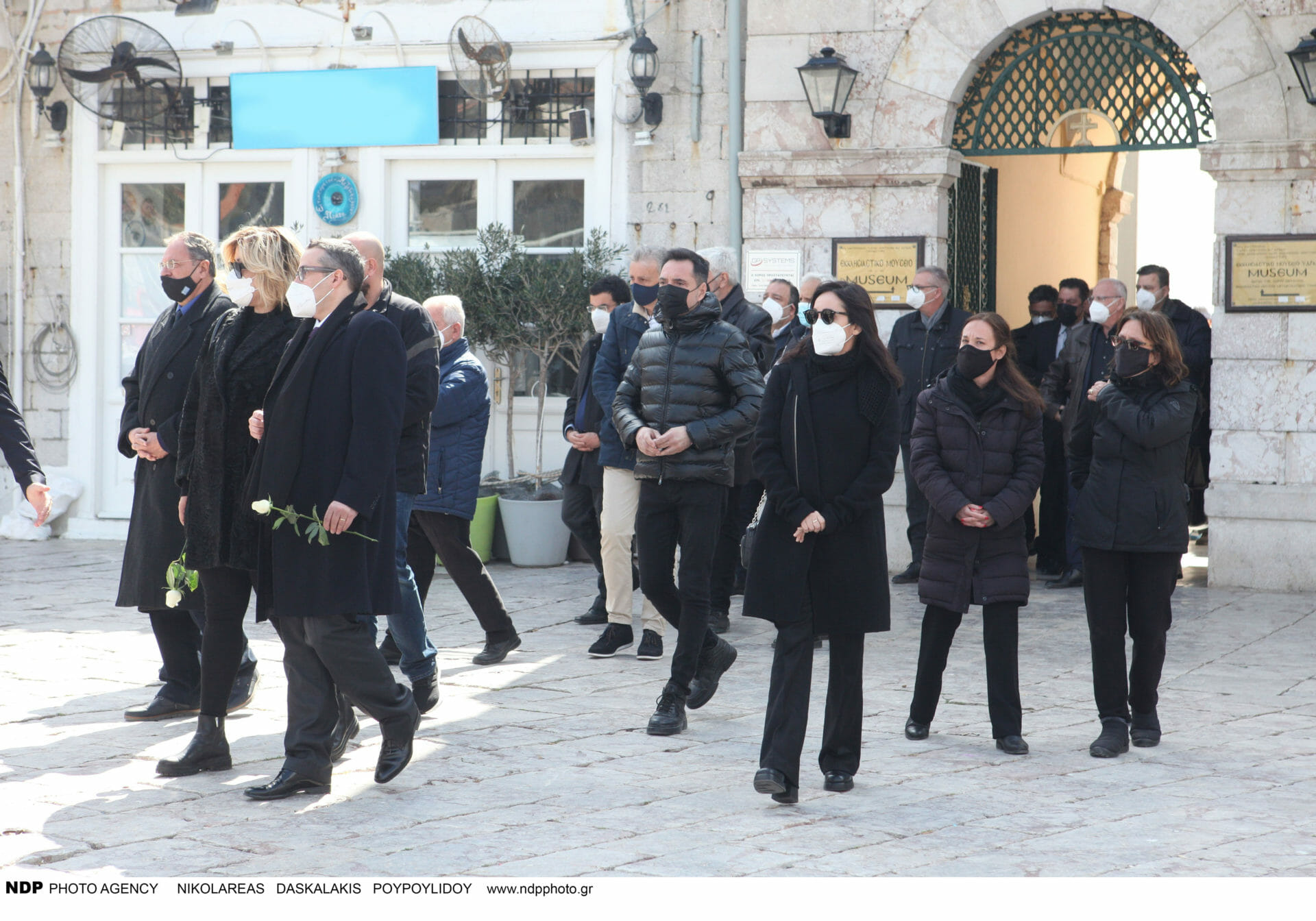 Δημήτρης Κοντομηνάς: Συντετριμμένη η μονάκριβη κόρη του στην κηδεία (φωτογραφίες)