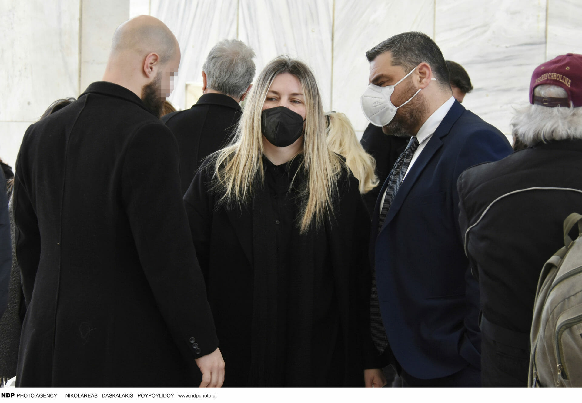 Ελισάβετ Μουτάφη: Συντετριμμένη στην κηδεία του πατέρα της