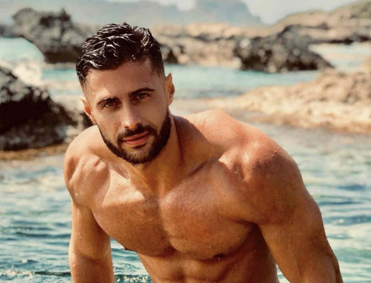 Κωνσταντίνος Βασάλος: Με αθλητικό look και κορμί λαμπάδα στον Εθνικό Κήπο (φωτογραφίες)