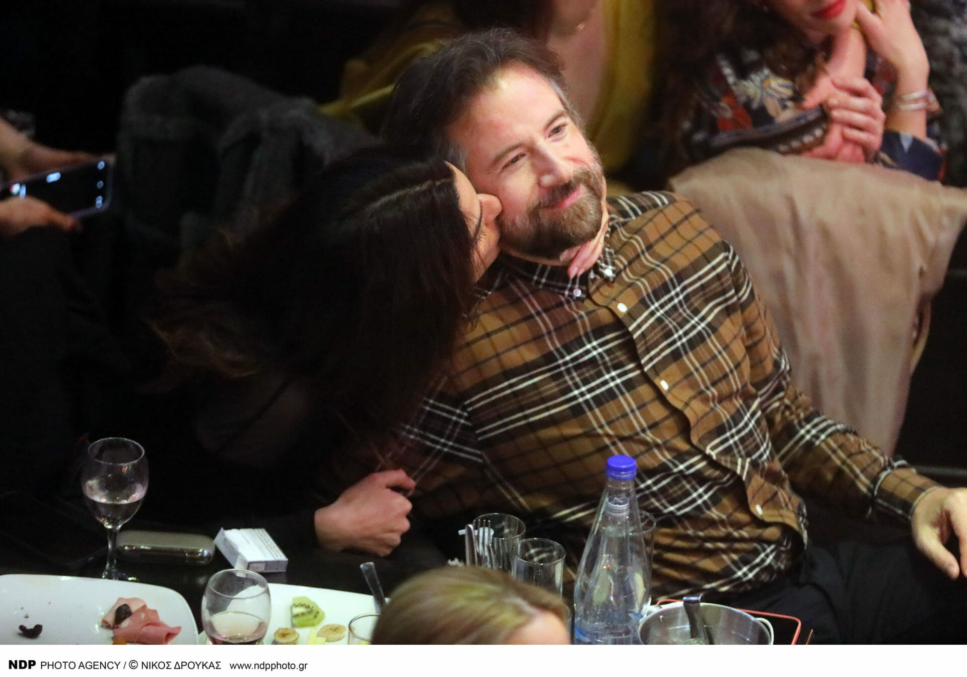 Κωστής Μαραβέγιας - Τόνια Σωτηροπούλου: Τρυφερά φιλιά σε βραδινή τους έξοδο