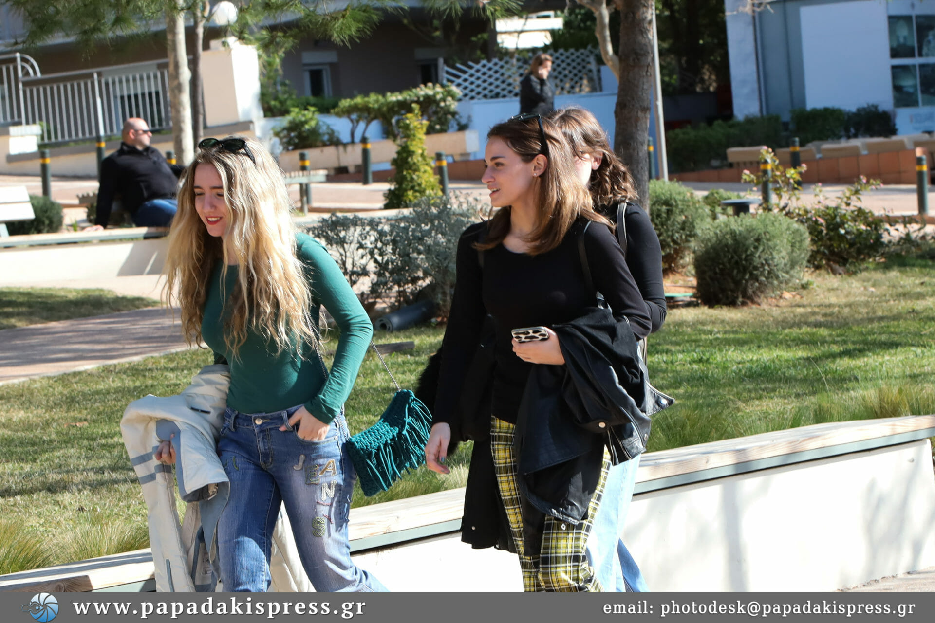 Μαρία Βοσκοπούλου: Βόλτα με τις φίλες της στη Γλυφάδα