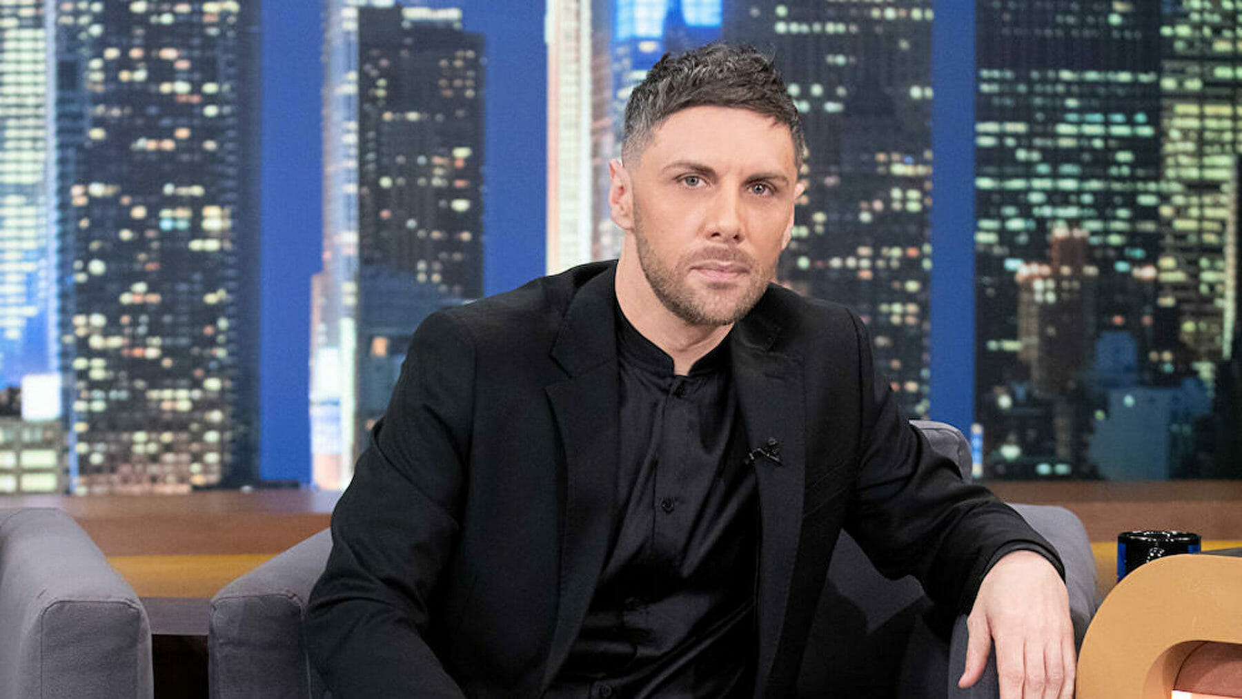 Νότης Χριστοδούλου: «Με το που έφυγε η μητέρα μου ένιωσα μία τεράστια θλίψη και έναν τεράστιο θυμό, δεν με αποδέχτηκε ποτέ»