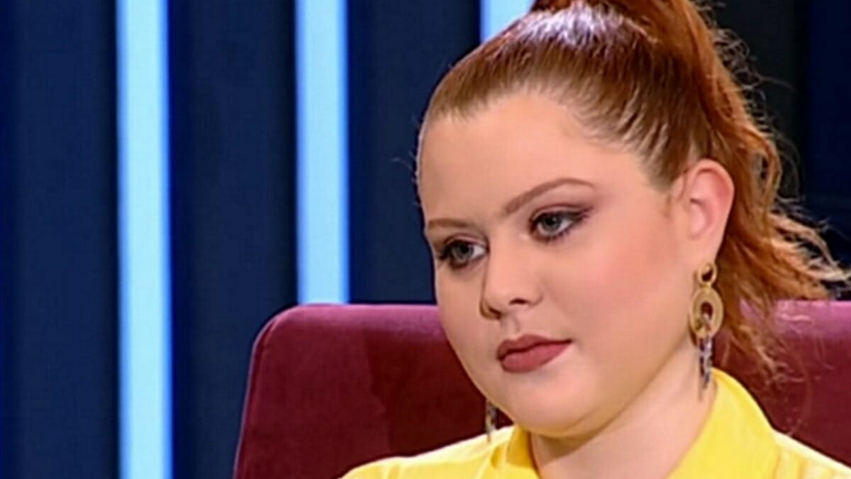 GNTM - Ξανθή Τζερεφού: Ποζάρει μόνο με το μπορντό της καλσόν!