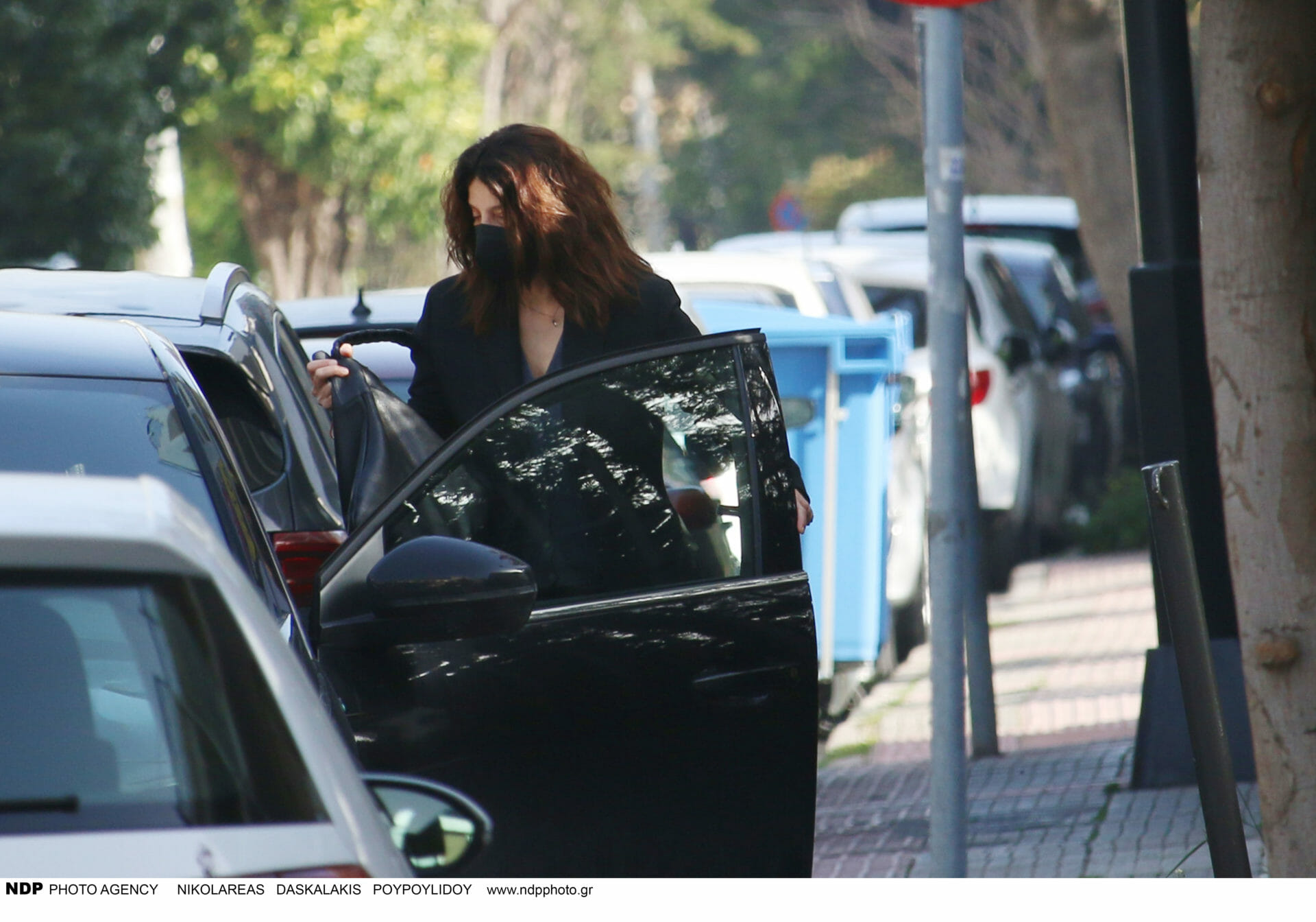 Πόπη Τσαπανίδου: Βόλτα με μίνι φούστα και εντελώς άβαφη