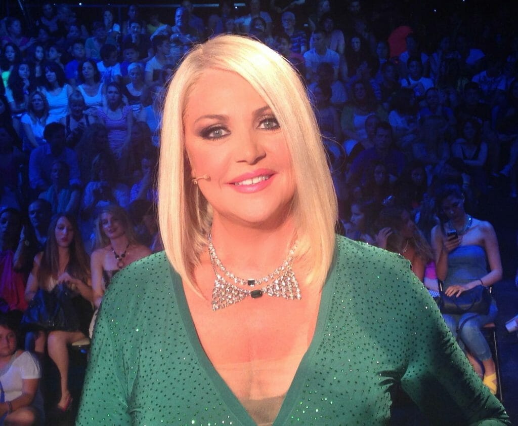 Ρούλα Κορομηλά: Θα τρίβεται τα μάτια σας! Αυτή είναι η αδερφή της