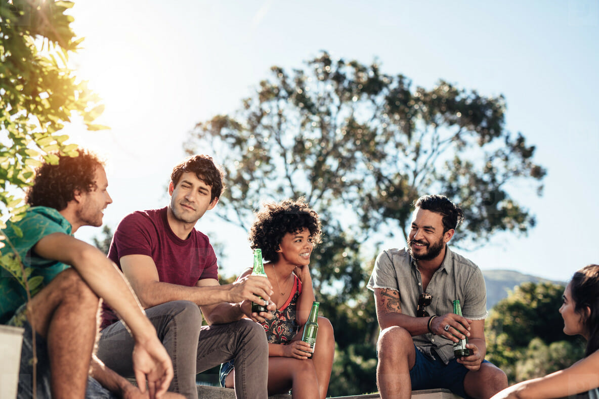 Παντρεμένοι ή singles; Ποιοι από τους δύο καταφέρνουν να διατηρήσουν τους φίλους τους;