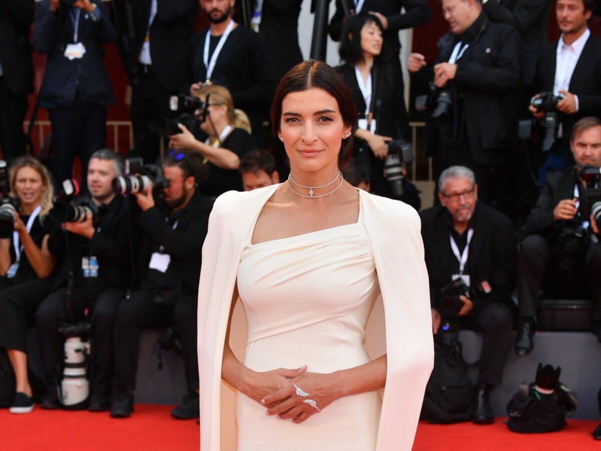 Aντιγόνη Κουλουκάκου: Η γυμνή φωτογραφία της «Ιουλίας» - Ποζάρει μόνο με το τζάκετ της