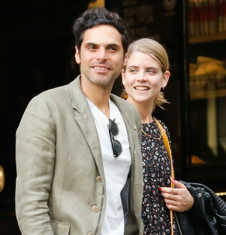 Δανάη Μιχαλάκη - Γιώργος Παπαγεωργίου: Πάσχα στη Σύρο με πασίγνωστο ζευγάρι της showbiz