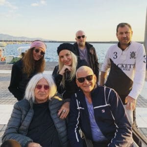 Νίκος Καρβέλας: Έγινε για τρίτη φορά πατέρας στα 70 του