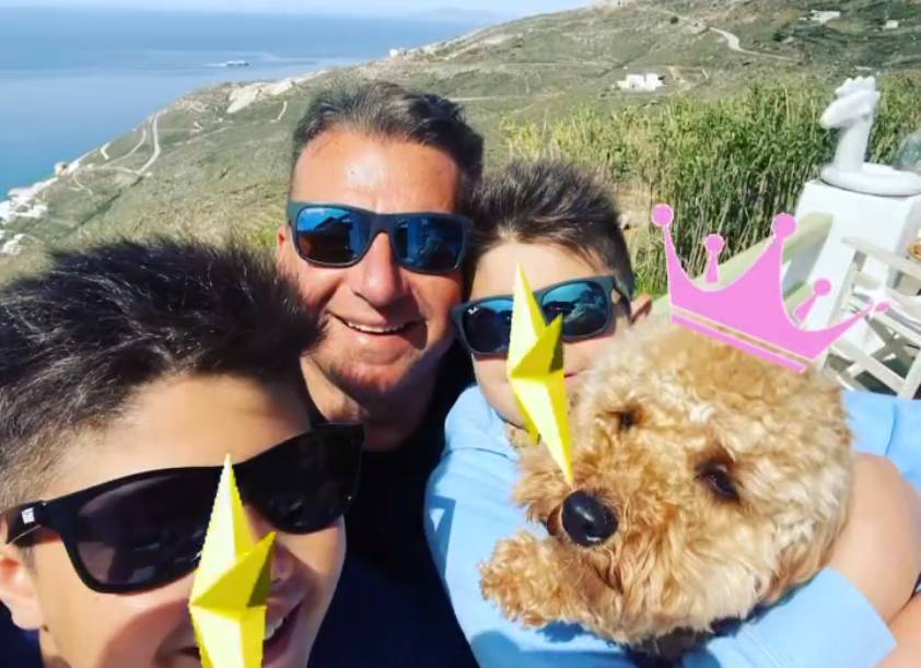 Γιώργος Λιάγκας: Διακοπές στην Τήνο αγκαλιά με τους γιους του