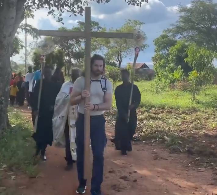 Νάσος Παπαργυρόπουλος: Φωτογραφίζεται στην Ουγκάντα να κουβαλάει τον Τίμιο Σταυρό στην πλάτη