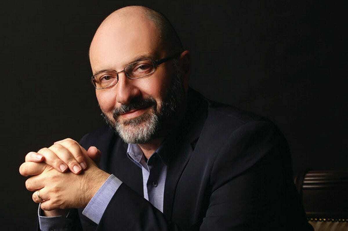 Ο Σάκης Αρναούτογλου μιλάει πρώτη φορά για την υιοθεσία του γιου του