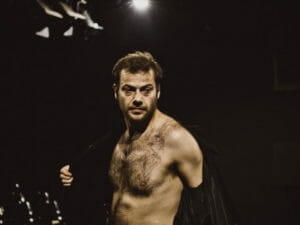 Δεν έπεσα από τα σύννεφα. Πάντα υπήρχε ένα σούσουρο γύρω από αυτό το όνομα και  είχα και άνθρωπο δικό μου ο οποίος είχε ερωτική σχέση με το εν λόγω άτομο και 15  χρόνια μετά κουβαλούσε ένα βαρύ φορτίο στην πλάτη του γι’ αυτόν τον άνθρωπο.  Χαίρομαι γιατί μιλάνε οι άνθρωποι γι’ αυτά που τους συμβαίνουν και δεν φοβούνται.  Έχεις παίξει και με τον Πέτρο Φιλιππίδη, ο οποίος επίσης βρίσκεται στη φυλακή  για να λογοδοτήσει σύντομα κι αυτός στη Δικαιοσύνη.  Έχεις πει ανοιχτά ότι αντιμετώπισες από εκείνον αντισυναδελφική συμπεριφορά.  Τώρα πλέον είναι πασίγνωστο. Ήταν “κοινό μυστικό” η κακή συμπεριφορά του Πέτρου.  Τώρα όσον αφορά τις σεξουαλικές κακοποιήσεις, ούτε εκεί έπεσα από τα σύννεφα…  Άμα λάβω ως δεδομένα την αλαζονεία που είχε, τον τρόπο που μιλούσε και  συμπεριφερόταν, μαζί με τα κόμπλεξ που ενδεχομένως κουβαλάει για να  συμπεριφέρεται κατ’ αυτόν τον τρόπο, δεν πέφτεις από τα σύννεφα.