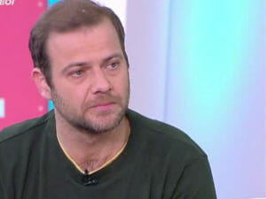 Δεν έπεσα από τα σύννεφα. Πάντα υπήρχε ένα σούσουρο γύρω από αυτό το όνομα και  είχα και άνθρωπο δικό μου ο οποίος είχε ερωτική σχέση με το εν λόγω άτομο και 15  χρόνια μετά κουβαλούσε ένα βαρύ φορτίο στην πλάτη του γι’ αυτόν τον άνθρωπο.  Χαίρομαι γιατί μιλάνε οι άνθρωποι γι’ αυτά που τους συμβαίνουν και δεν φοβούνται.  Έχεις παίξει και με τον Πέτρο Φιλιππίδη, ο οποίος επίσης βρίσκεται στη φυλακή  για να λογοδοτήσει σύντομα κι αυτός στη Δικαιοσύνη.  Έχεις πει ανοιχτά ότι αντιμετώπισες από εκείνον αντισυναδελφική συμπεριφορά.  Τώρα πλέον είναι πασίγνωστο. Ήταν “κοινό μυστικό” η κακή συμπεριφορά του Πέτρου.  Τώρα όσον αφορά τις σεξουαλικές κακοποιήσεις, ούτε εκεί έπεσα από τα σύννεφα…  Άμα λάβω ως δεδομένα την αλαζονεία που είχε, τον τρόπο που μιλούσε και  συμπεριφερόταν, μαζί με τα κόμπλεξ που ενδεχομένως κουβαλάει για να  συμπεριφέρεται κατ’ αυτόν τον τρόπο, δεν πέφτεις από τα σύννεφα.