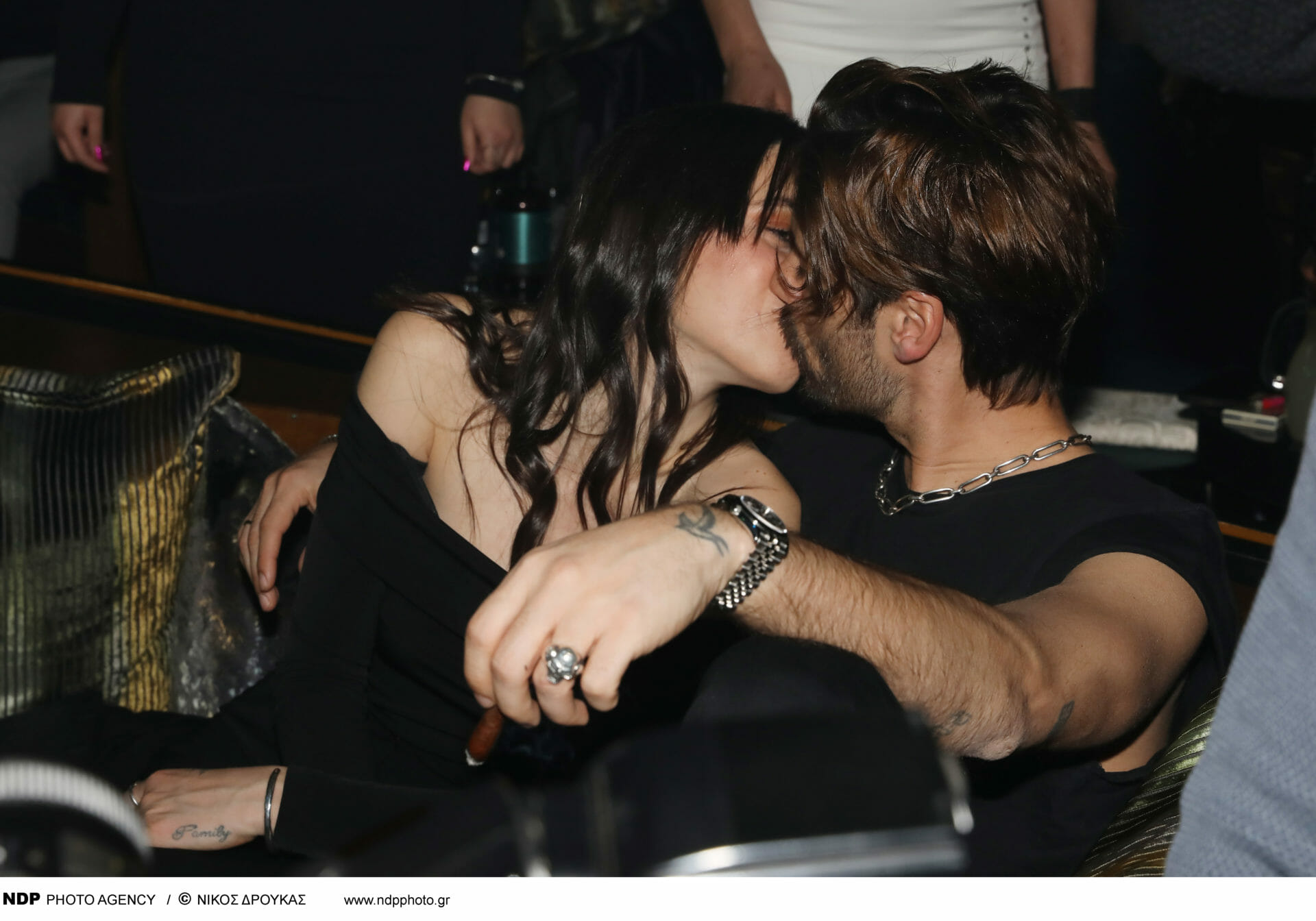 Γιώργος Καράβας: «Καυτά» φιλιά με την Ραφαέλα Ψαρρού σε βραδινή τους έξοδο