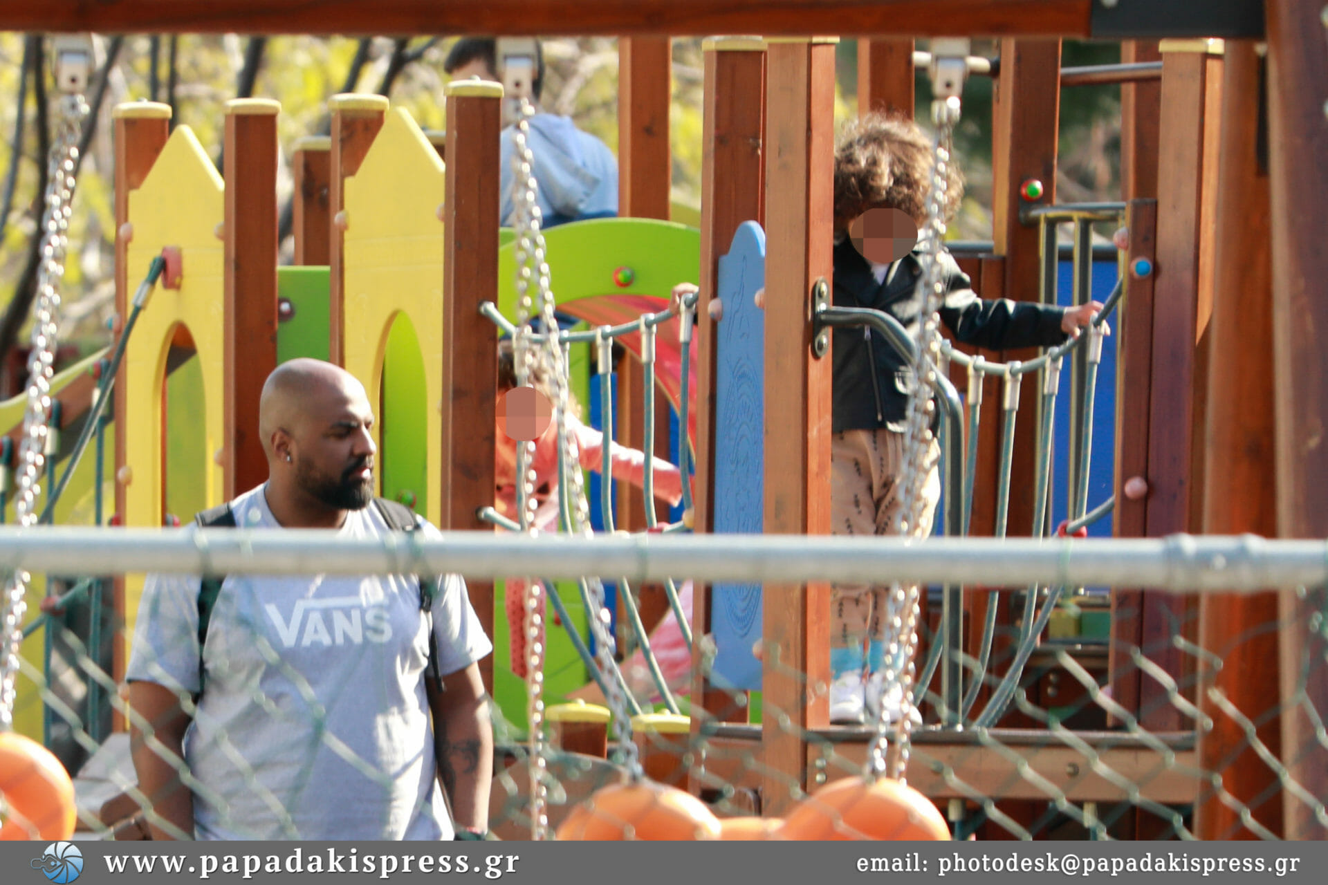 Ησαΐας Ματιάμπα: Παιχνίδια με τον γιο του στην παιδική χαρά