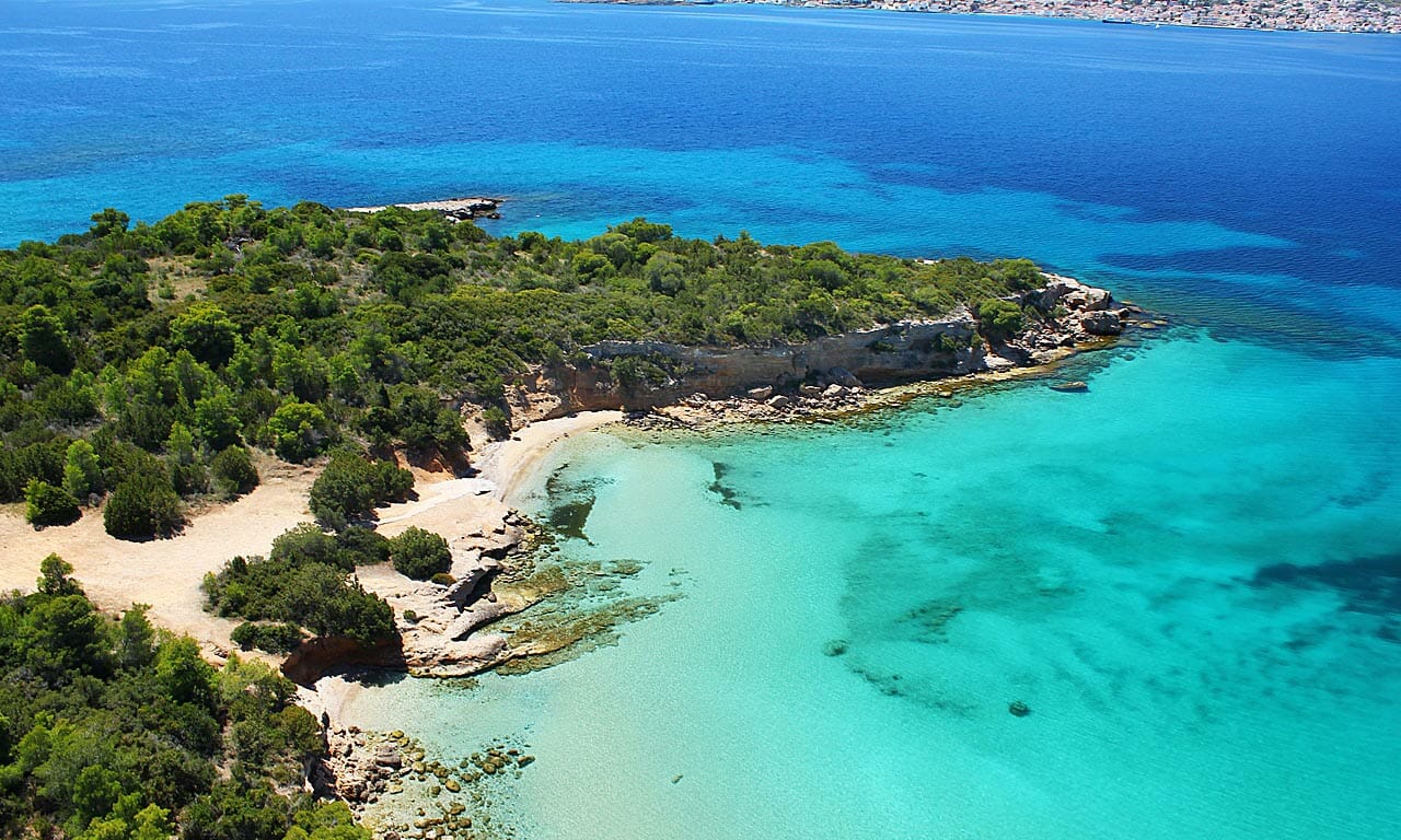 Πόρτο Χέλι: Πλούσιοι, διάσημοι και γαλαζοαίματοι έχουν τα σπίτια τους εδώ