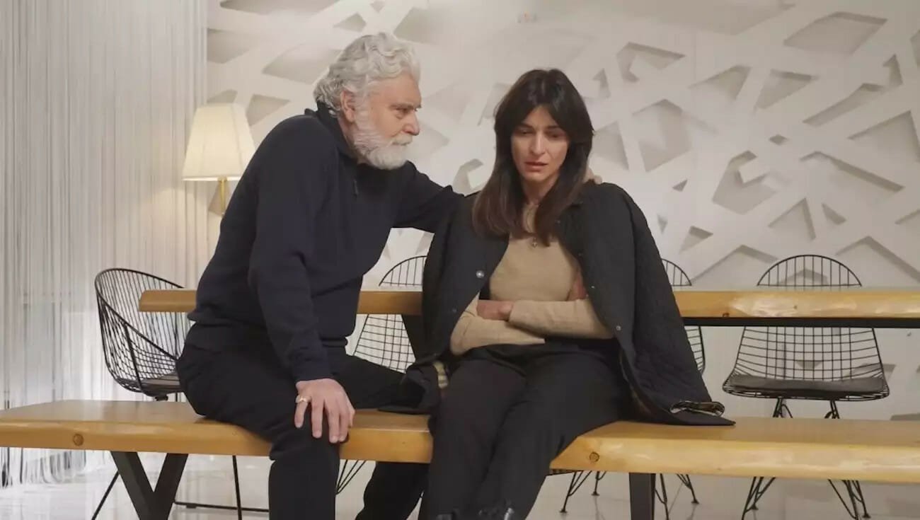 Η γη της ελιάς spoiler: έξαλλη η Ιουλία, επιτίθεται στον Ιάκωβο