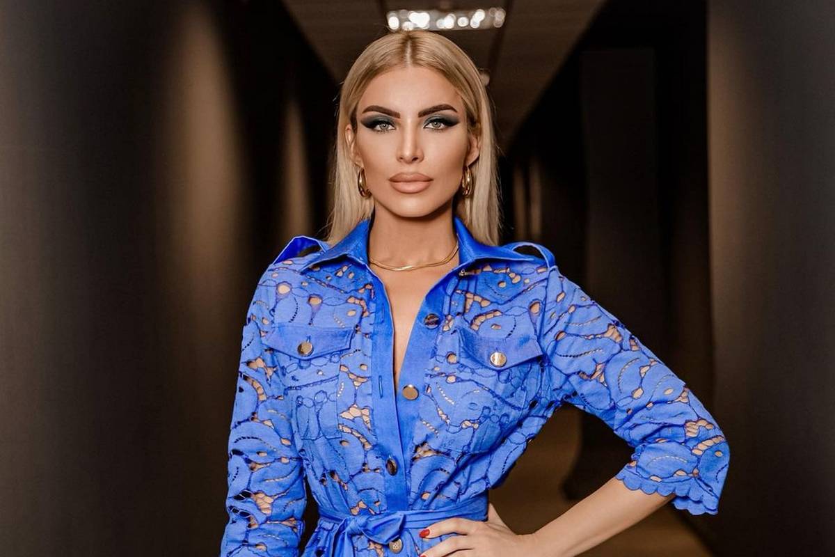 Η Κατερίνα Καινούργιου «ξαναχτύπησε»! Η βόλτα με νέα τσάντα Dior (φωτογραφίες)